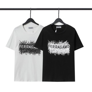 Ferragamo เสื้อแขนสั้นลําลอง พิมพ์ลายกราฟฟิตี้ โลโก้ ดิจิทัล ฟองอากาศ อเนกประสงค์