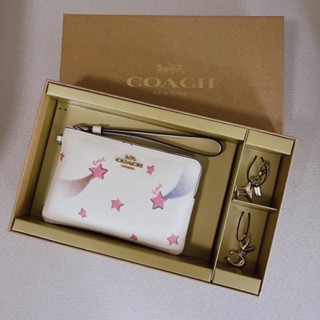 👑ผ่อน0%แท้100%👑 คล้องมือ สีขาวลายดาวตก BOXED CORNER ZIP WRISTLET WITH DISCO STAR PRINT (COACH C7350)