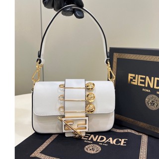 พรี​ ราคา8800 FENDI X VARSACE 8563A กระเป๋าโซ่ กระเป๋าสะพาย กระเป๋าสะพายไหล่20*13*5cm