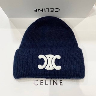 CELINE TRIOMPHE BEANIE IN SEAMLESS CASHMERE หมวกไหมพรม แบรนด์ซีลีน สีเขียวกากี โลโก้สัญลักษณ์ทรอมฟี่แบบขนสีขาว freesize