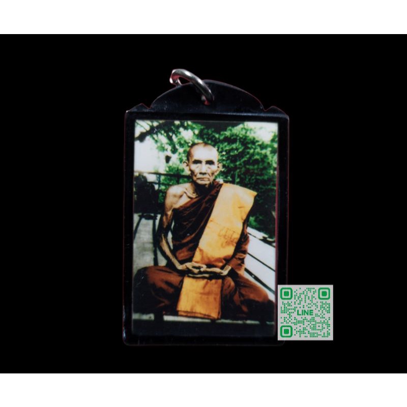 รูปถ่าย หลวงพ่อกวย ชุตินฺธโร วัดโฆสิตาราม ปี 58 รุ่นมนต์พระกาฬ หลังจีวรและสายสินธุ์ ปั๊มยันต์หนุนดวง