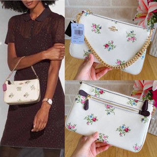 🎀 (สด-ผ่อน) คล้องมือ 8.5 นิ้ว สีขาวลายดอก งาน Shop COACH 23523 CHALK CROSS STITCH FLORAL LEATHER WRISTLET