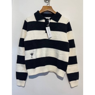 CHRISTIAN DIOR CD BEE EMBROIDERED STRIPE BLACK &amp; WHITE WOOL KNITTED SWEATER เสื้อกันหนาวแขนยาว คอปก ลายทาง ปักผึ้ง ขาวดำ