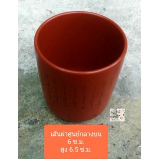 ถ้วยน้ำชาดินเผาญี่ปุ่น ถ้วยน้ำดินเผาญี่ปุ่น จากญี่ปุ่น Japanese clay teacup มีลายอักษร ก้นมีฐานสีอิฐ กว้าง6ซม.สูง6.5 ซม.