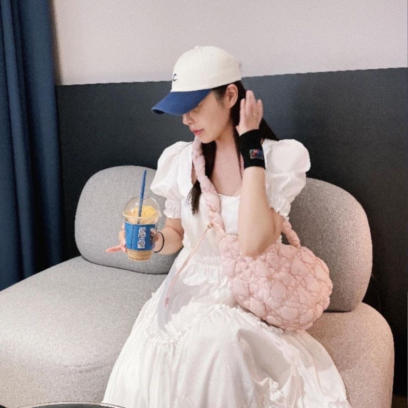 (สินค้าพร้อมส่ง!!) Carlyn Bag Cozy M กระเป๋าเกาหลีแท้ 100% (ส่งแมสได้คะ🛵) - รูปที่ 2