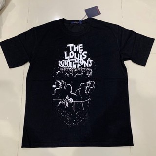 LOUIS VUITTON LV CONCERT PRINT COTTON T-SHIRT IN BLACK เสื้อยืดลายกราฟฟิก monotone คอนเสิร์ต ป้ายกลับด้าน สีดำ