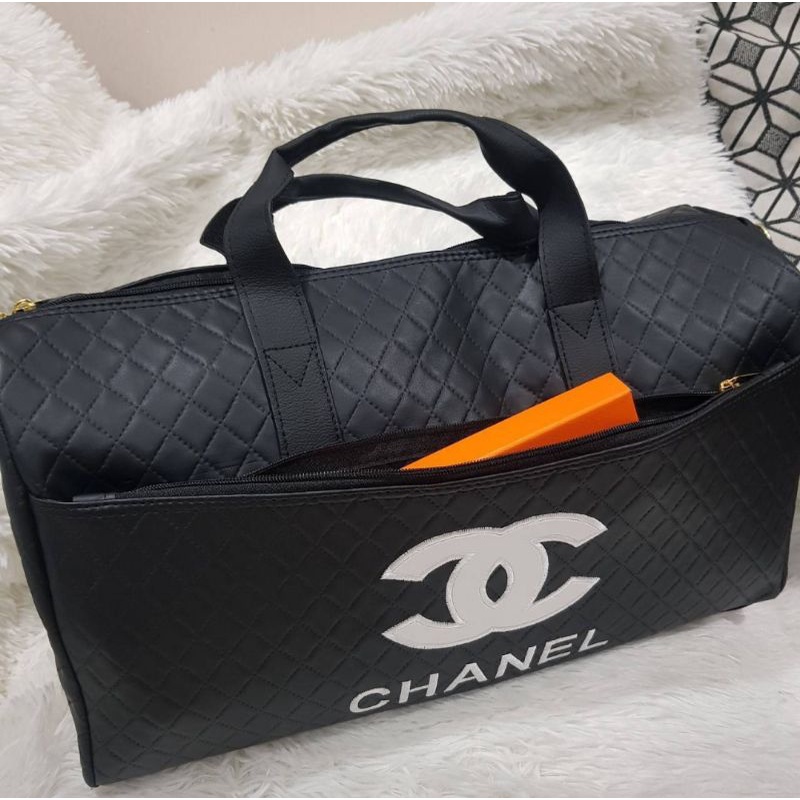 พร้อมส่ง🇹🇭ถูกที่สุด💥 กระเป๋าเดินทาง Chanel งานปัก หนังPU กันน้ำ มีซับใน มีหมุดรองกระเป๋า5ตัว พร้อมสายสะพาย
