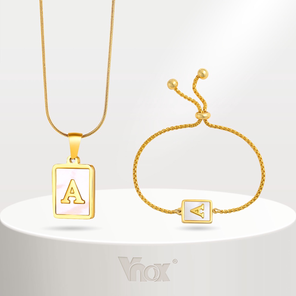 Vnox ชุดเครื่องประดับสร้อยคอ สร้อยข้อมือ สีทอง ลายตัวอักษร 26 ตัว สําหรับผู้หญิง
