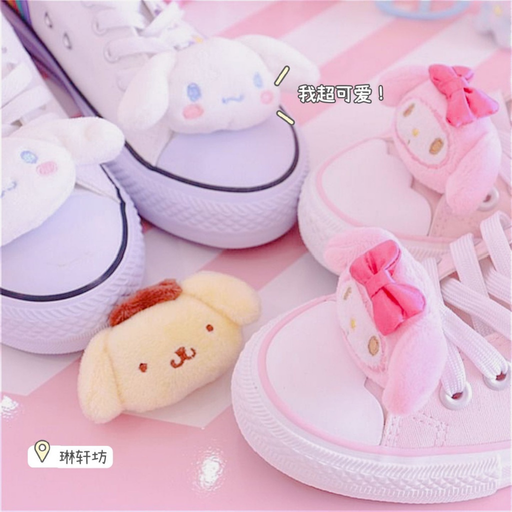 Sanrio ญี่ปุ่นน่ารัก Kuromi Cinnamon Dog Melody Pudding Dog Hello Kitty รองเท้าหัวเข็มขัดนักเรียน Cinnamon Dog Melody Big Ear Dog รองเท้าผ้าใบเชือกผูกรองเท้าหัวเข็มขัดเข็มกลัดใช้งานคู่