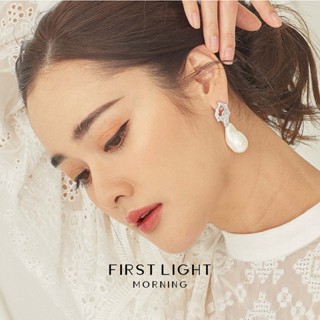 First Light Morning :  Lyn Earrings ต่างหูห้อย ต่างหูมุก