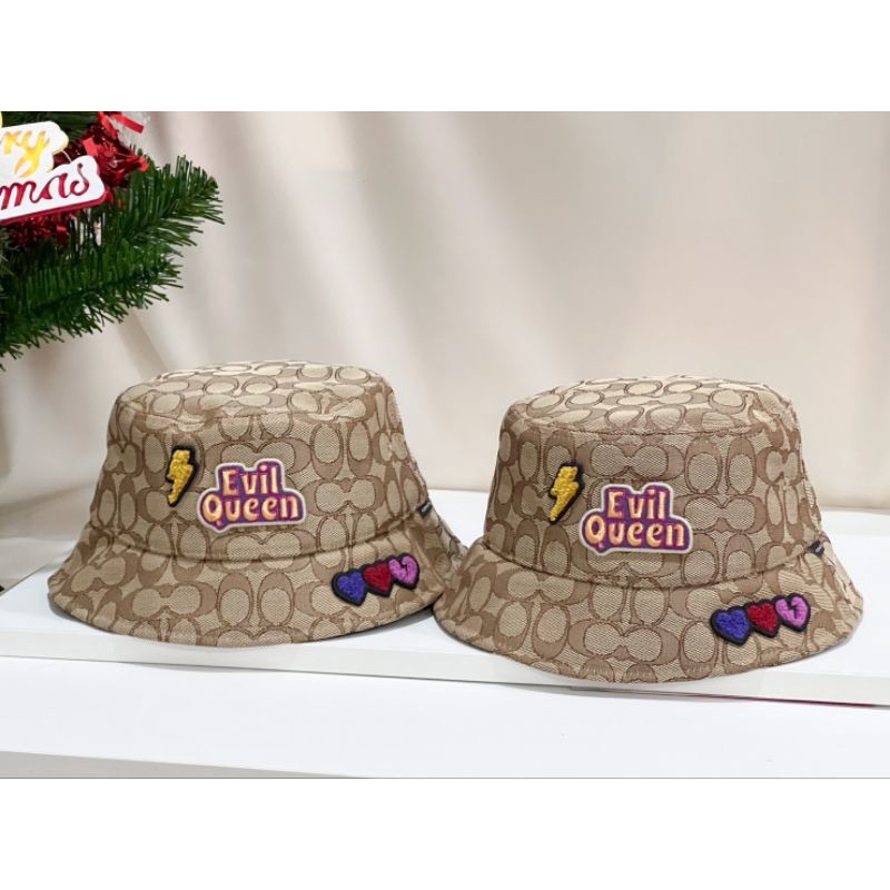 🤠หมวกบัคเก็ต ลาย C 🤎 🤎สีน้ำตาลน่ารัก Disney X Coach Signature Jacquard Bucket Hat With Evil Queen