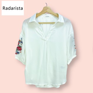 เสื้อ Radarista ผ้าโพลีเนื้อดี  เสื้อทรงสวยน่ารักมาก ปักดอกนูนสวยที่แขน ผ้าสวย คอปก ผ้าดีทิ้งตัวสวย ตัดเย็บละเอียด