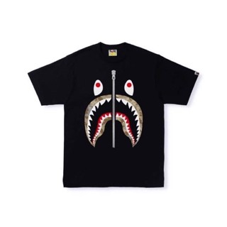 [พร้อมส่ง ของแท้ บินเองหิ้วเอง] A BATHING APE® SAND CAMO SHARK TEE