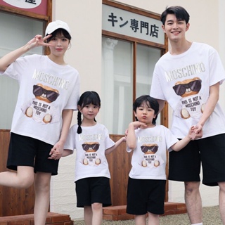 เสื้อยืดพ่อแม่ลูกพิมพ์ลายตุ๊กตา MOSCHINO เป็นของขวัญที่ดีที่สุดสำหรับลูก