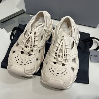 BALENCIAGA HD CUTOUT SNEAKERS รองเท้าผ้าใบผูกเชือก แบรนด์บาเลนเซียก้า ชาย