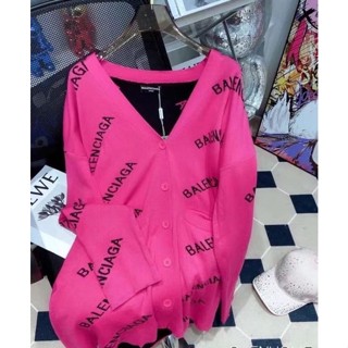 เสื้อคาดิแกนกระดุมหน้าผ้าไหมไฮเอ็น ทอลาย มีกระเป๋าคู่ปักโลโก้ ผ้าไม่หนา