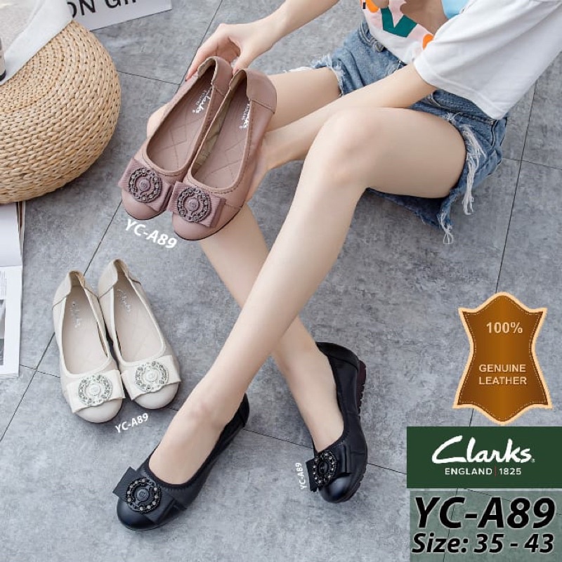 Clarks YC-A89 Logo Flat Shoes / รองเท้าส้นแบนผู้หญิง / รองเท้าทํางานออฟฟิศผู้หญิง / รองเท้าส้นเตี้ยห