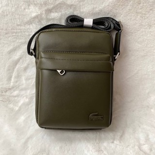 กระเป๋าลาคอสMen’s Urban Breathe Vertical Smooth Leather Zip Bag