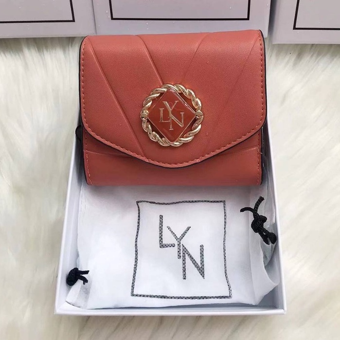 กระเป๋าสตางค์ใบสั้น YN เเบบพับ  มี 4 สี เเต่งหน้าด้วยโลโก้เเต่งโซ่เกลียวดูมีความหรู