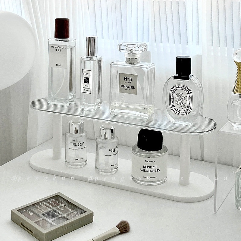 เดสก์ท็อปชั้นเก็บอะคริลิชั้นวางน้ําหอมสก์ท็อปถ้วยน้ําเครื่องสําอางอินสไตล์รูปแสดงตู้สองชั้นชั้นวางน้ํามันหอมระเหยดูแลผิว