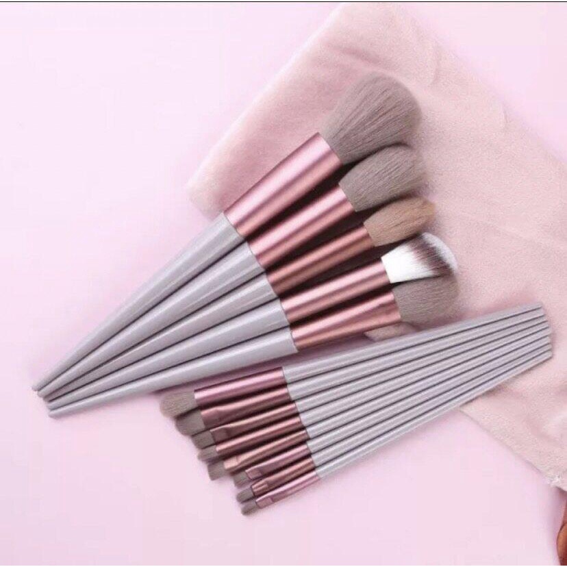 พร้อมส่ง แปรงแต่งหน้า พร้อมถุง คุณภาพสูง ด้ามไม้ 13 ชิ้น อุปกรณ์พร้อมถุง เหมาะสำรับสาวๆ มีหลากสีให้เลือก