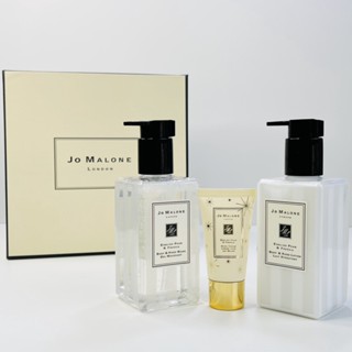 【SUVI】Jo Malone London Whole Body Fragrance Three Piece English Pear Body Cream 250ml Shower Gel 250ml Hand Cream 30ml แฮนด์ครีมเจลอาบน้ํา 250 มล. 250 มล. 30 มล. สามชิ้น