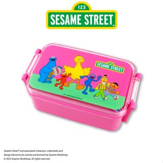 กล่องข้าวพร้อมตะเกียบ ลาย Sesame Street สีชมพูสดใส ขนาด 10.2 x 18 x 7 ซม.