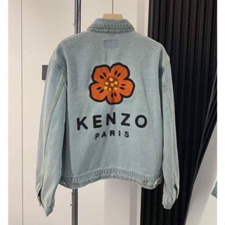 KENZO BOKE FLOWER EMBROIDERED DENIM TRUCKER JACKET เสื้อแจ็คเก็ตยีนส์แขนยาว แบรนด์เคนโซ่ ด้านหลังปักรูปดอกโบเกะสีแดงสด