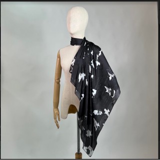 GUYLARCHE ผ้าพันคอสีดำ Signature scarf  ลาย Black Dove (GM3CBL)