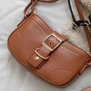 กระเป๋าสะพายแบบ Cross Body มีซิปปิดปากกระเป๋าสายปรับได้ขนาด 20 cm สูง 12 cm