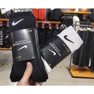 ถุงเท้ากีฬา nike แบบแพ็กละ 3 คู่ 230 บาท  มีทั้งดำ และ ขาว สุดคุ้ม