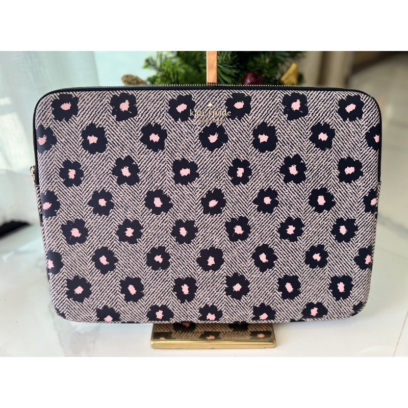 (ผ่อน0%) กระเป๋าใส่คอมพิวเตอร์ โน้ตบุค Kate Spade universal laptop sleeve  K8102 ขนาด 15 นิ้ว สีดำ ล