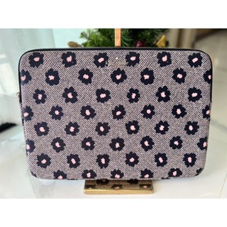 (ผ่อน0%) กระเป๋าใส่คอมพิวเตอร์ โน้ตบุค Kate Spade universal laptop sleeve  K8102 ขนาด 15 นิ้ว สีดำ ลายดอกไม้