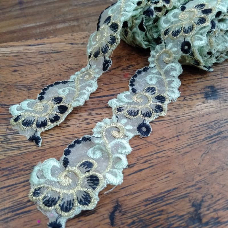 Omni Small Design Lace 5 หลา