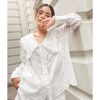 Lara Blouse - Free Size เสื้อตัวหลวม ตกแต่งลูกไม้