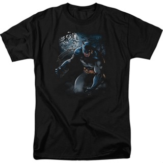 Batman Standing Guard DC Comics T-Shirt เสื้อวินเทจผญ เสื้อยืดแขนสั้น