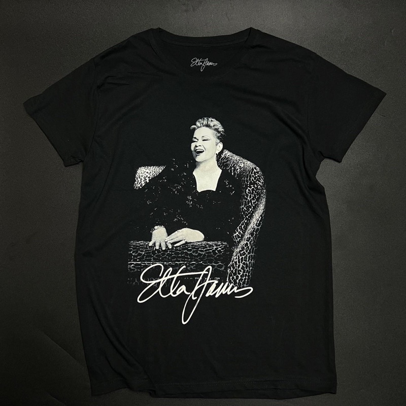 เสื้อยืดอย่างเป็นทางการ Etta James - Etta Seated