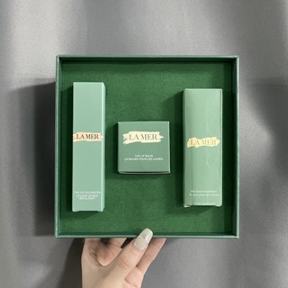 La Mer Winter Guard Three Piece Gift Box Hand Cream 30ml+lip Gloss 7ml+lipstick 5g Maintaining Stability Calming Moisturizing Repairing Soothing แฮนด์ครีม 30 มล. + ลิปกลอส 7 มล. + ลิปสติก 5 กรัม บํารุงรักษาเสถียรภาพ ให้ความชุ่มชื้น ซ่อมแซมผิว