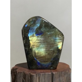 ลาบราดอไรท์ (Labradorite) รูปทรง freeform 0.7 kg พร้อมฐานไม้