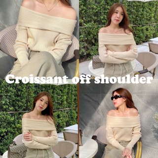 tuesthurs - croissant off shoulder🥐 เสื้อปาดไหล่แขนยาวผ้าknitt