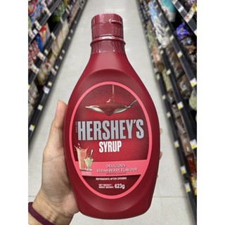 Hershey’s Syrup Strawberry Flavour 623 G. น้ำเชื่อม กลิ่น สตรอเบอร์รี่ ( เฮอร์ชีส์ ไซรัป ดิลิเซียส สตรอเบอร์รี่ เฟลเวอร์