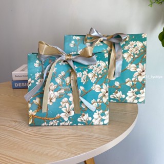 •พร้อมส่ง• ถุงกระดาษ ถุงของขวัญ ลายดอกไม้ Blue Ocean พร้อมโบว์ผูก