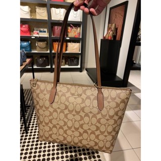 พร้อมส่ง แท้ 🇺🇸💯% New Coach ZIP TOP TOTE IN SIGNATURE CANVAS (4455) IM/KHAKI SADDLE 2 สายไม่หุ้มโฟม มีป้ายราคาแคร์การ์ด