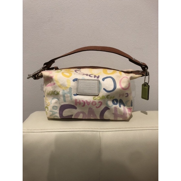 กระเป๋าใบเล็ก Coach แท้ มือสอง สีขาววาดลายผ้าหลากสี ตัดขอบน้ำตาล กระเป๋าคล้องมือ