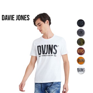 DAVIE JONES เสื้อยืดพิมพ์ลายโลโก้ สีขาว สีดำ สีแดง สีน้ำตาล สีเขียว สีเทา  Logo Print T-Shirt LG0034WH BK MA BR GR CD