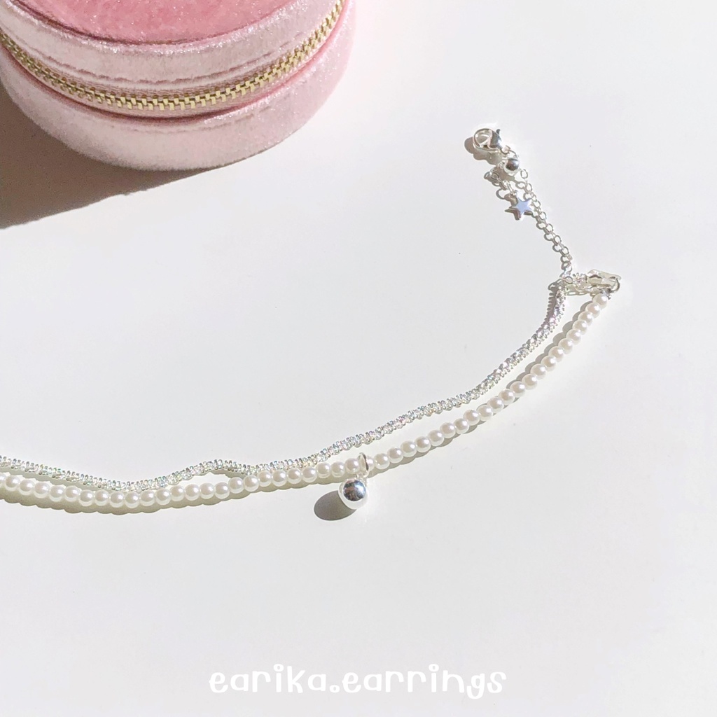 earika.earrings - twirl and pearl bracelet สร้อยข้อมือมุกสองเลเยอร์จี้เม็ดกลม ปรับขนาดได้ เหมาะสำหรั