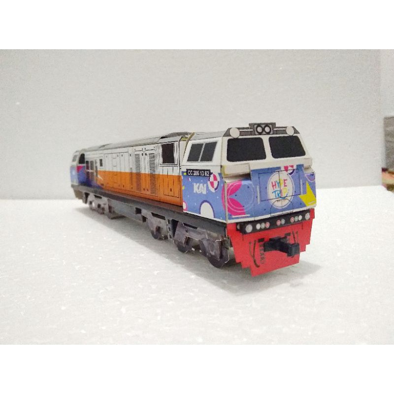 หัวรถจักร Papercraft cc206 hypetrip