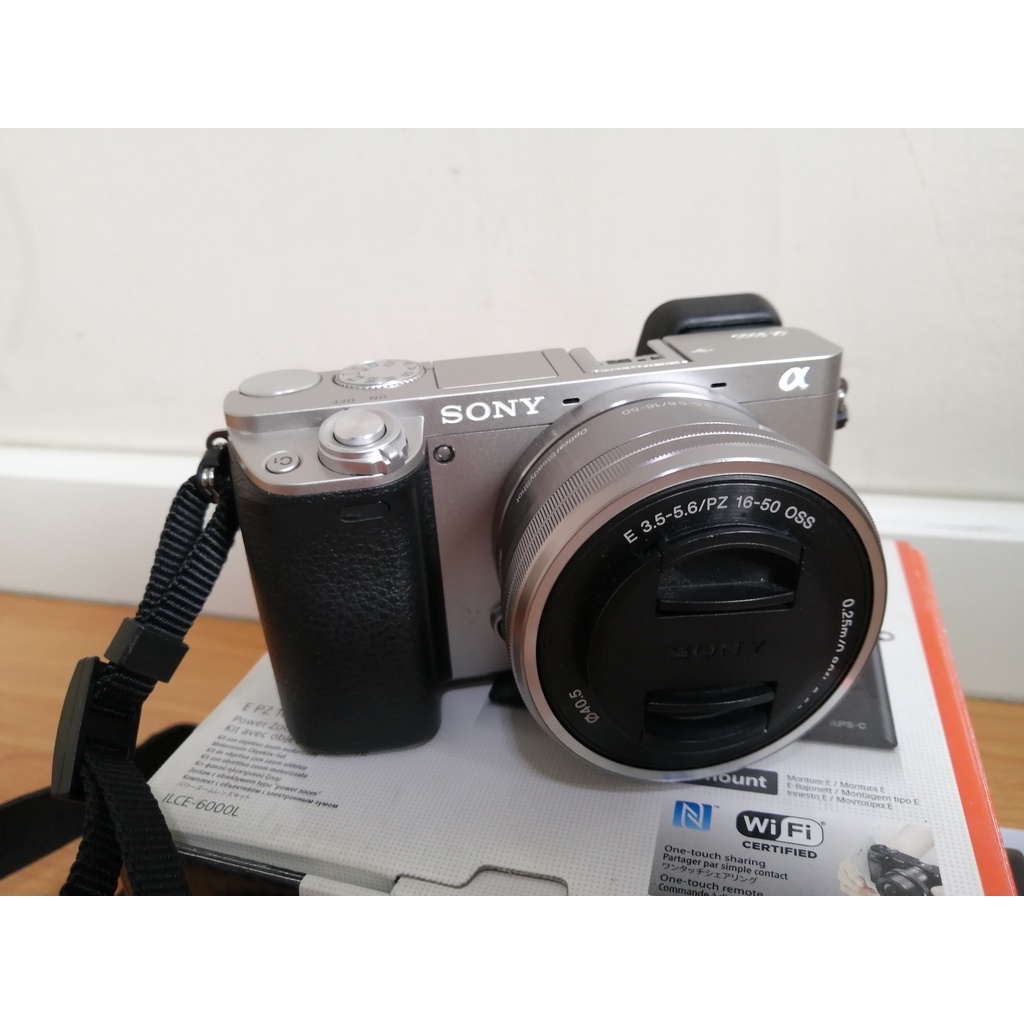 กล้อง SONY A6000 มือสอง สภาพดีใช้รักษาอุปกรณ์ครบ แถมแท่นชาร์ท แบตเพิ่ม2ก้อน ราคาพิเศษ