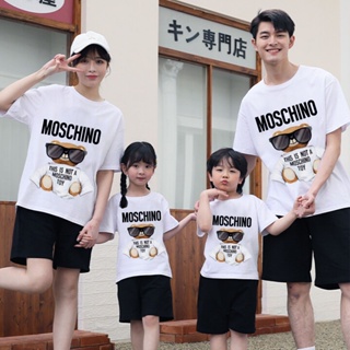 นี่ไม่ใช่เสื้อยืดพิมพ์ลาย MOSCHINO ΤΟΥ Louis Bear ชุดพ่อแม่ลูกเป็นของขวัญที่ดีที่สุดสำหรับเด็ก