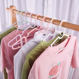 ไม้แขวนเสื้อกล้าม มีร่องแขวนสายเดี่ยวทำจากพลาสติกยืดหยุ่นได้ และมีตะขอเสริมไปให้ สีสันน่ารักสดใส CD
